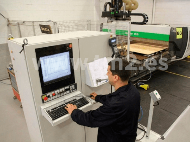 técnico supervisando la producción de las cajas automontables