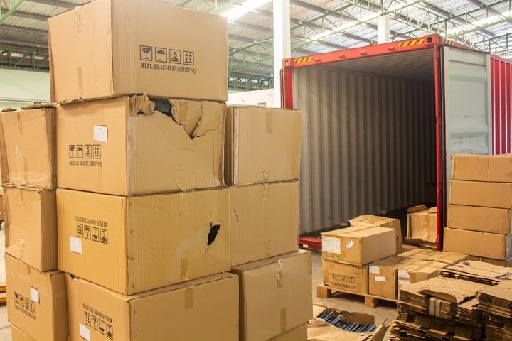 cajas de cartón rotas por el lateral